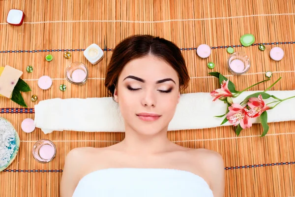 Hermosa joven en un salón de spa — Foto de Stock