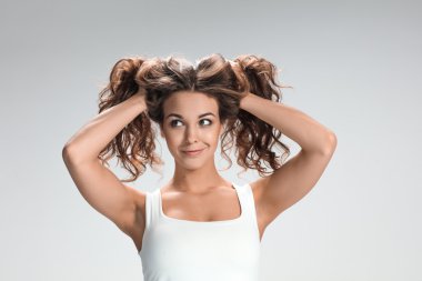 Mutlu duygularla genç kadının portresi