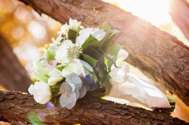 Ahşap yüzeyde Güllü buket düğün