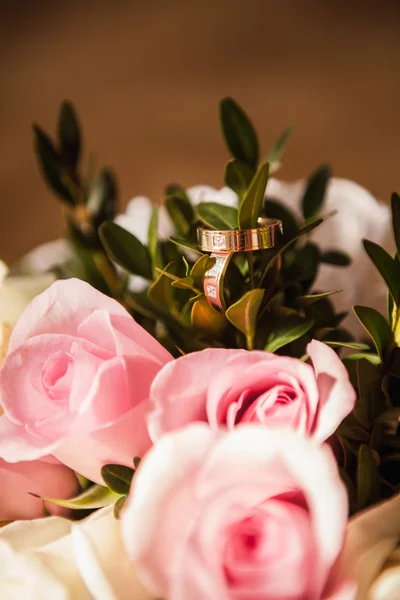 Los anillos de boda con rosas rosadas — Foto de Stock