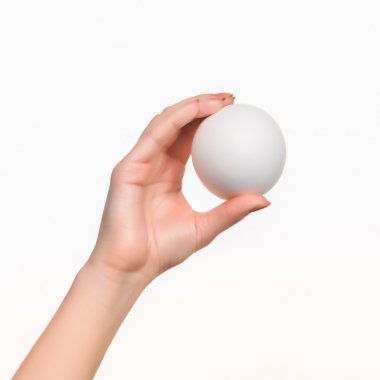 Beyaz boş styrofoam topu tutan kadın el