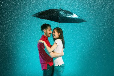 Yağmurda sevgi dolu bir çift