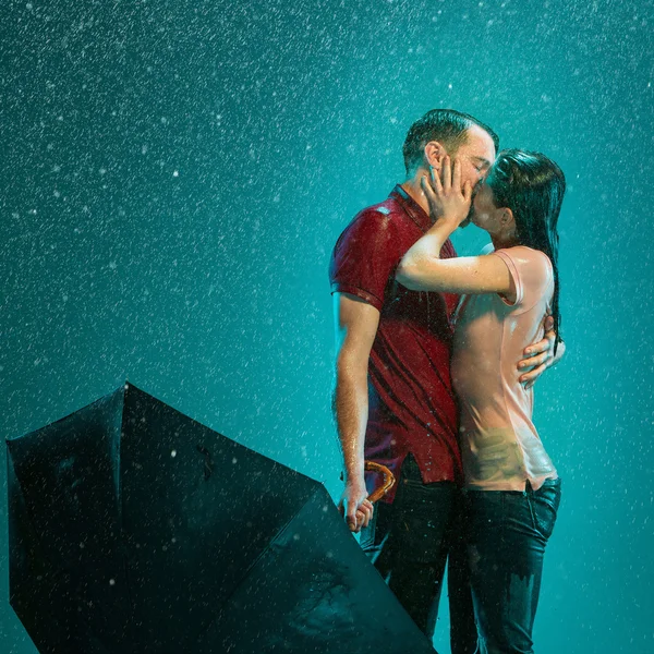 La pareja cariñosa bajo la lluvia —  Fotos de Stock