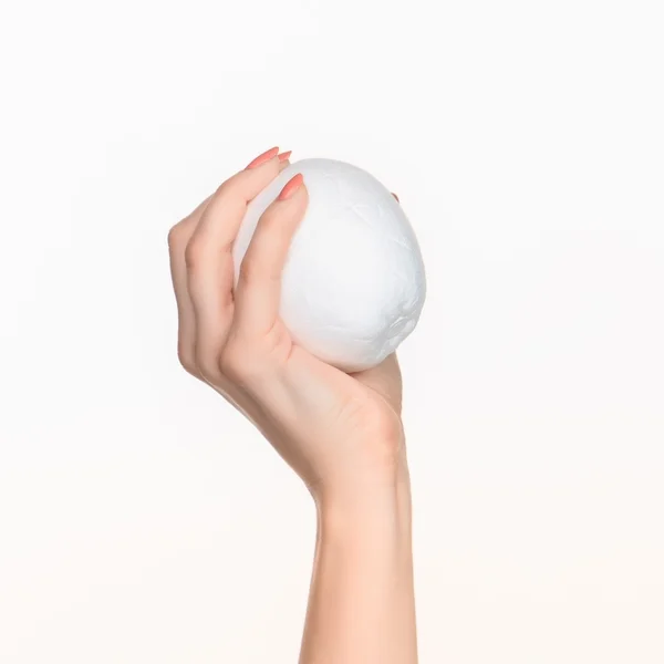 De vrouwelijke hand hebt witte lege styrofoam-ovaal — Stockfoto