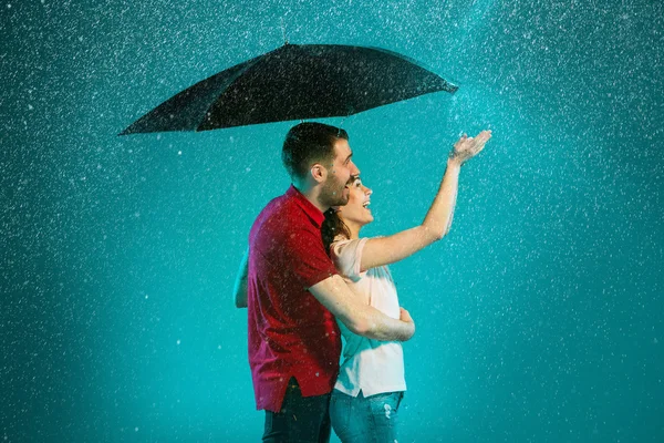 Kochająca się para w deszczu — Zdjęcie stockowe