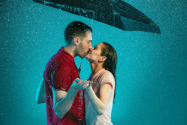 La coppia amorevole sotto la pioggia — Foto Stock
