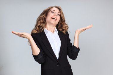 Mutlu duygularla genç kadının portresi