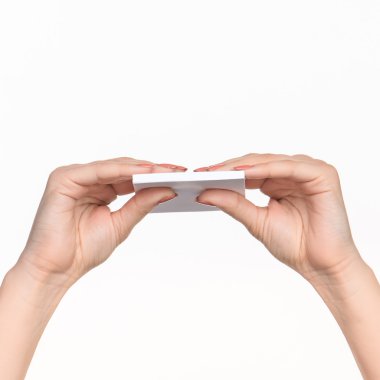 Kayıtlar için boş kağıt üzerine beyaz holding el.