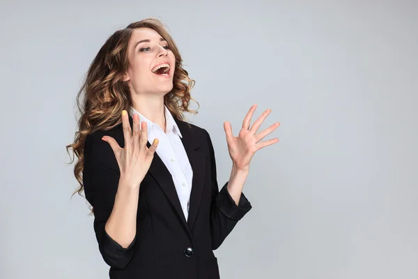 Il ritratto delle giovani donne con emozioni felici — Foto Stock