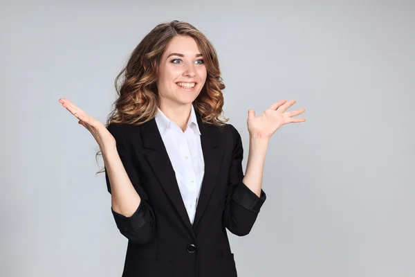 Das junge Frauenporträt mit glücklichen Gefühlen — Stockfoto