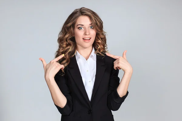 Retrato de mulher jovem com expressão facial chocada — Fotografia de Stock