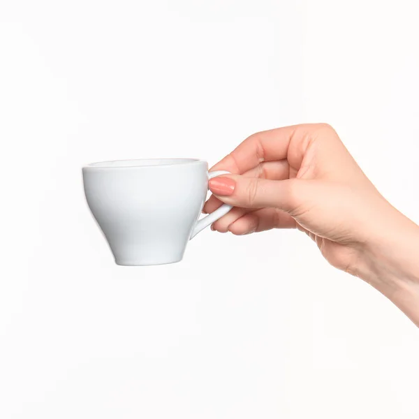 Vrouw hand met cup op witte achtergrond — Stockfoto