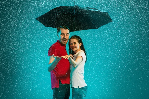 爱的夫妻在雨中 — 图库照片