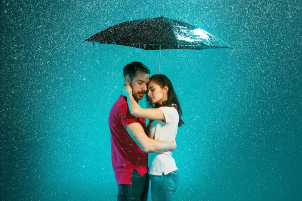 Het liefdevolle paar in de regen — Stockfoto