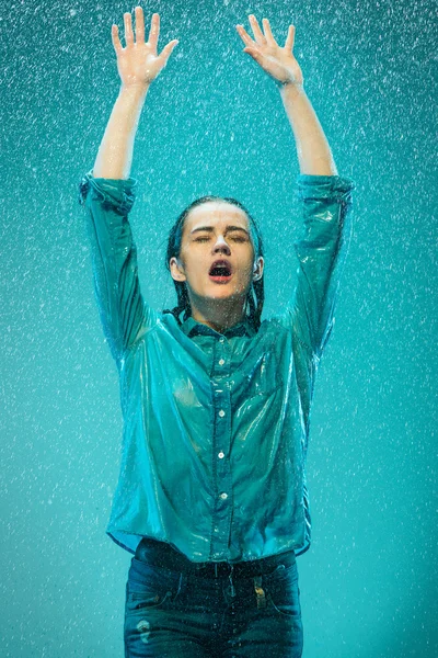 A portré, fiatal, gyönyörű nő az esőben — Stock Fotó