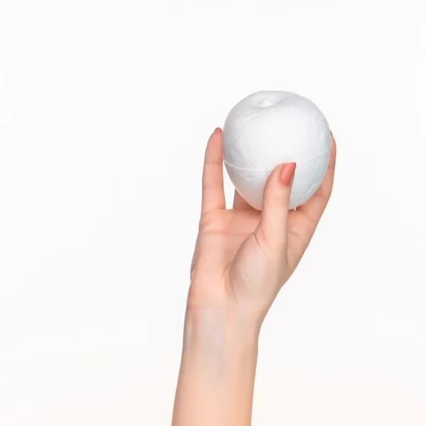 A mão feminina segurando branco em branco isopor oval — Fotografia de Stock