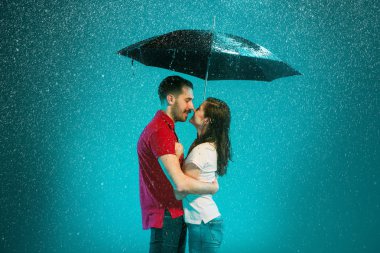 Yağmurda sevgi dolu bir çift