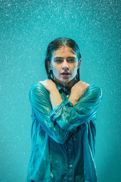 Портрет молодой красивой женщины под дождем — стоковое фото
