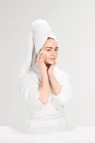 Mujer cara de limpieza en el baño — Foto de Stock