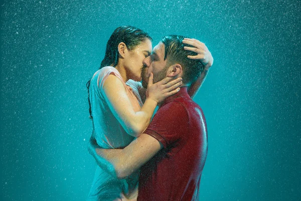 O casal amoroso na chuva — Fotografia de Stock