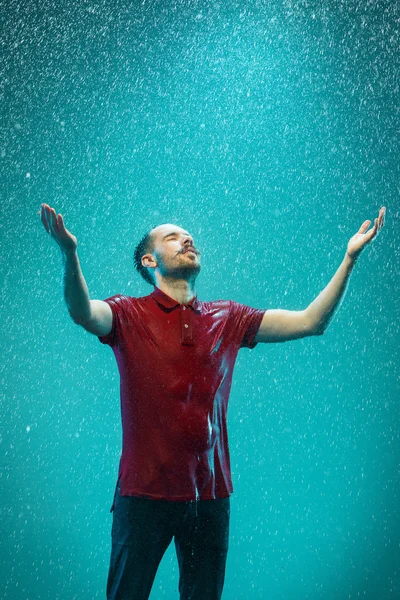 빗 속에서 젊은 남자의 초상화 — 스톡 사진