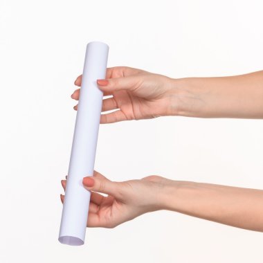 Silindir kadın beyaz arka plan üzerinde eller