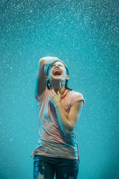 Portret młodej kobiety piękne w deszczu — Zdjęcie stockowe