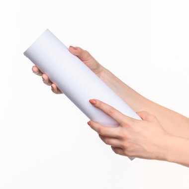 Silindir kadın beyaz arka plan üzerinde eller