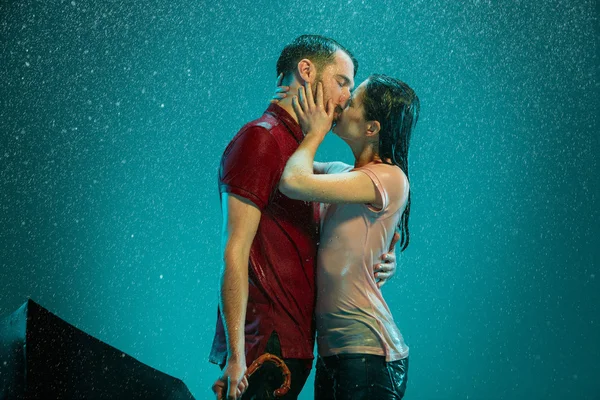 Le couple aimant sous la pluie — Photo