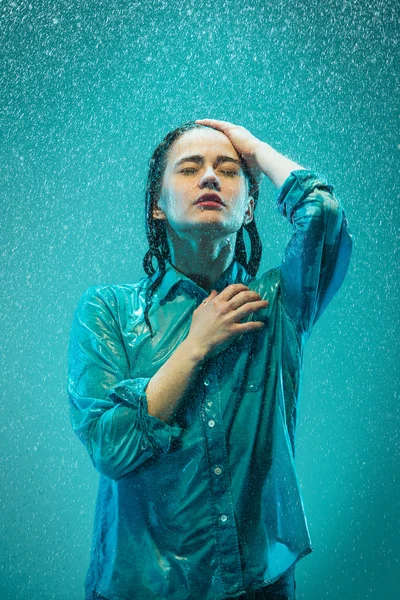 빗 속에서 젊은 아름 다운 여자의 초상화 — 스톡 사진