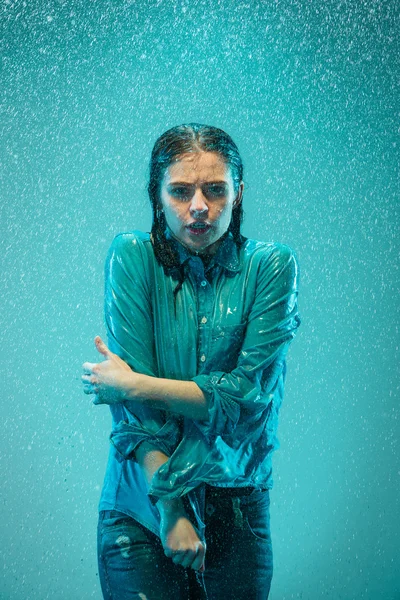 Il ritratto della giovane bella donna sotto la pioggia — Foto Stock