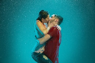 Yağmurda sevgi dolu bir çift