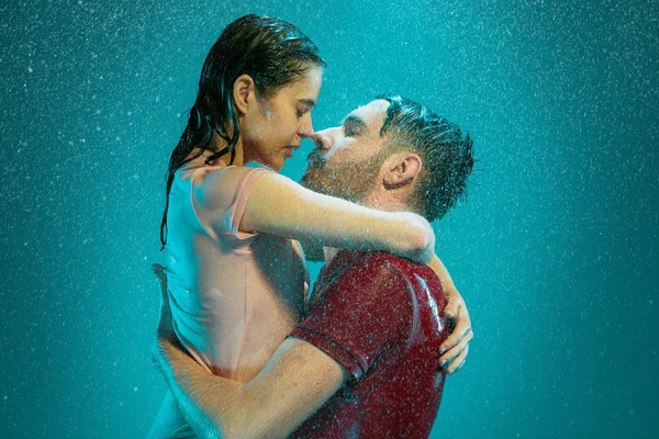 La pareja cariñosa bajo la lluvia —  Fotos de Stock