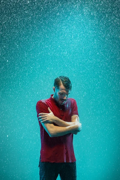Het portret van de jonge mens in de regen — Stockfoto