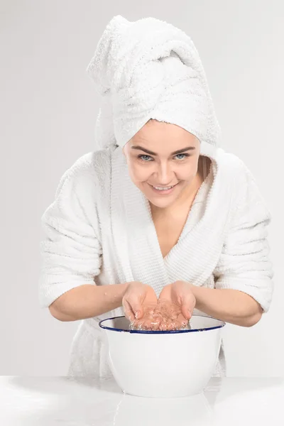 Mulher limpeza rosto no banheiro — Fotografia de Stock