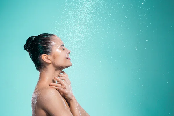 Mulher desfrutando de água no chuveiro sob um jato — Fotografia de Stock