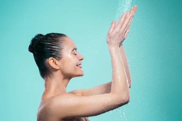 Mulher desfrutando de água no chuveiro sob um jato — Fotografia de Stock