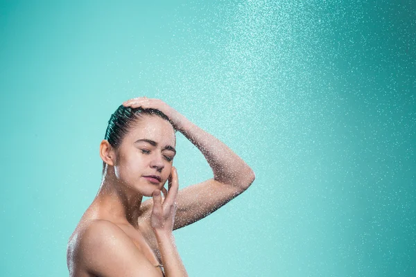 Kobieta korzystających z wody pod prysznicem pod strumieniem — Zdjęcie stockowe