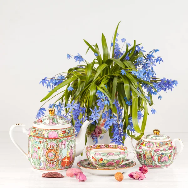 Herbata z cytryną i bukiet niebieski Pierwiosnek na stole — Zdjęcie stockowe