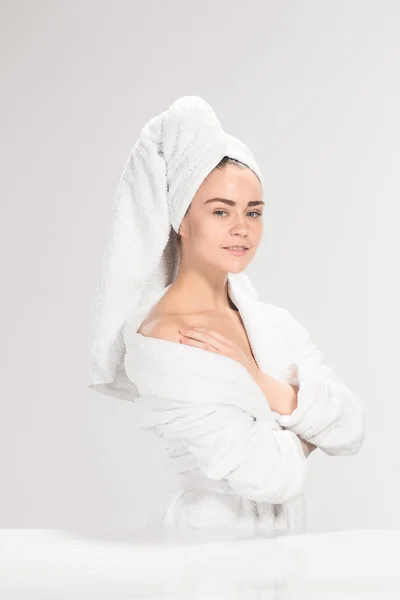Das Mädchen mit der sauberen Haut im Badezimmer — Stockfoto