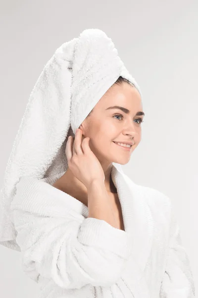 Das Mädchen mit der sauberen Haut im Badezimmer — Stockfoto