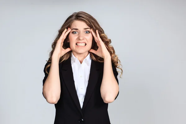 Retrato de mulher jovem com expressão facial chocada — Fotografia de Stock