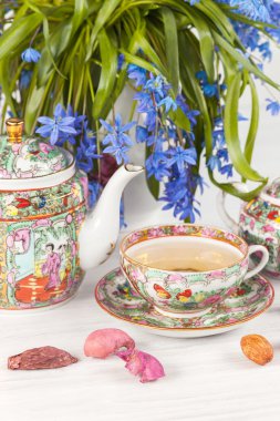 Çay limon ve masada mavi campanula'lar buket