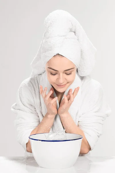 Junge Frau wäscht Gesicht mit sauberem Wasser — Stockfoto