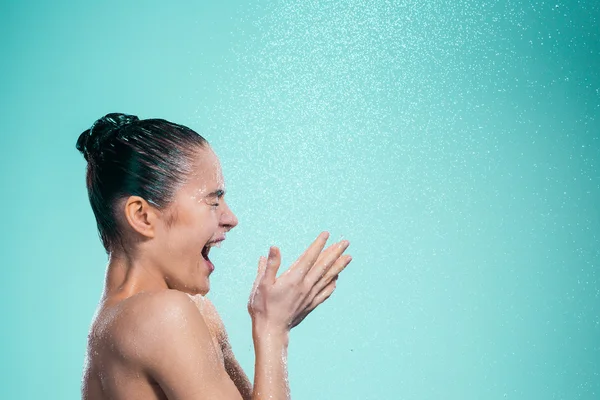 Frau genießt Wasser in der Dusche unter einem Strahl — Stockfoto