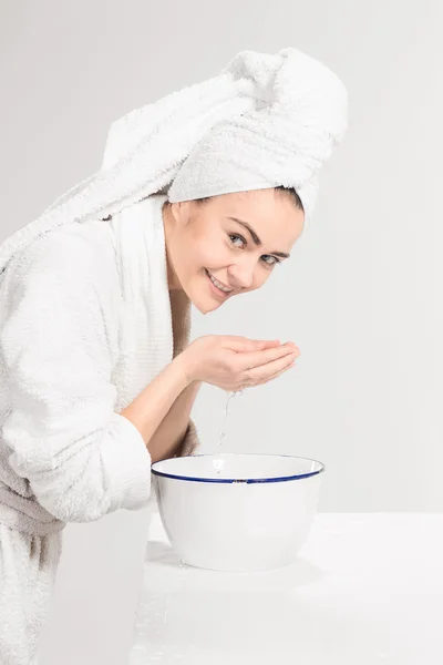 Jovem mulher lavando rosto com água limpa — Fotografia de Stock