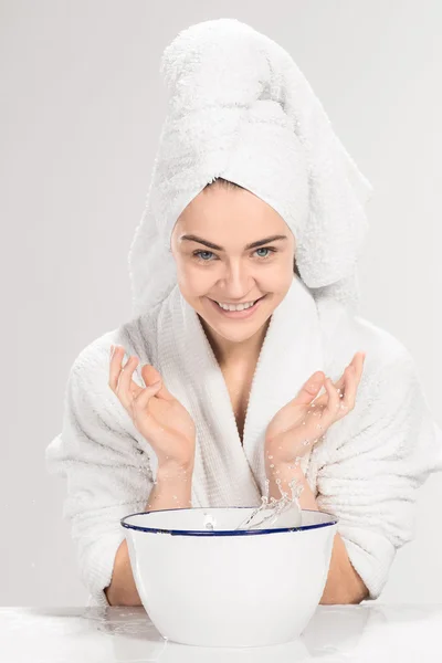 Junge Frau wäscht Gesicht mit sauberem Wasser — Stockfoto