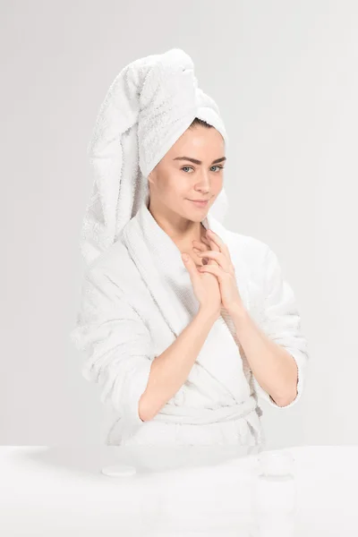 Das Mädchen mit der sauberen Haut im Badezimmer — Stockfoto