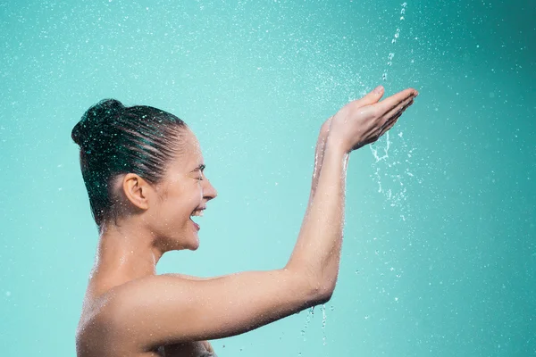 Frau genießt Wasser in der Dusche unter einem Strahl — Stockfoto