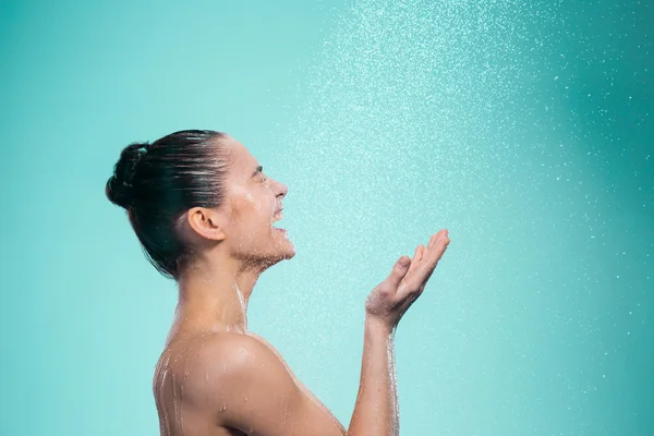 Mulher desfrutando de água no chuveiro sob um jato — Fotografia de Stock